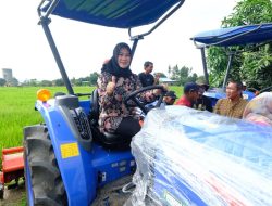 Andi Tenri Indah Serahkan Dua Unit Traktor untuk Petani Gowa, Dorong Kemandirian Pangan Daerah