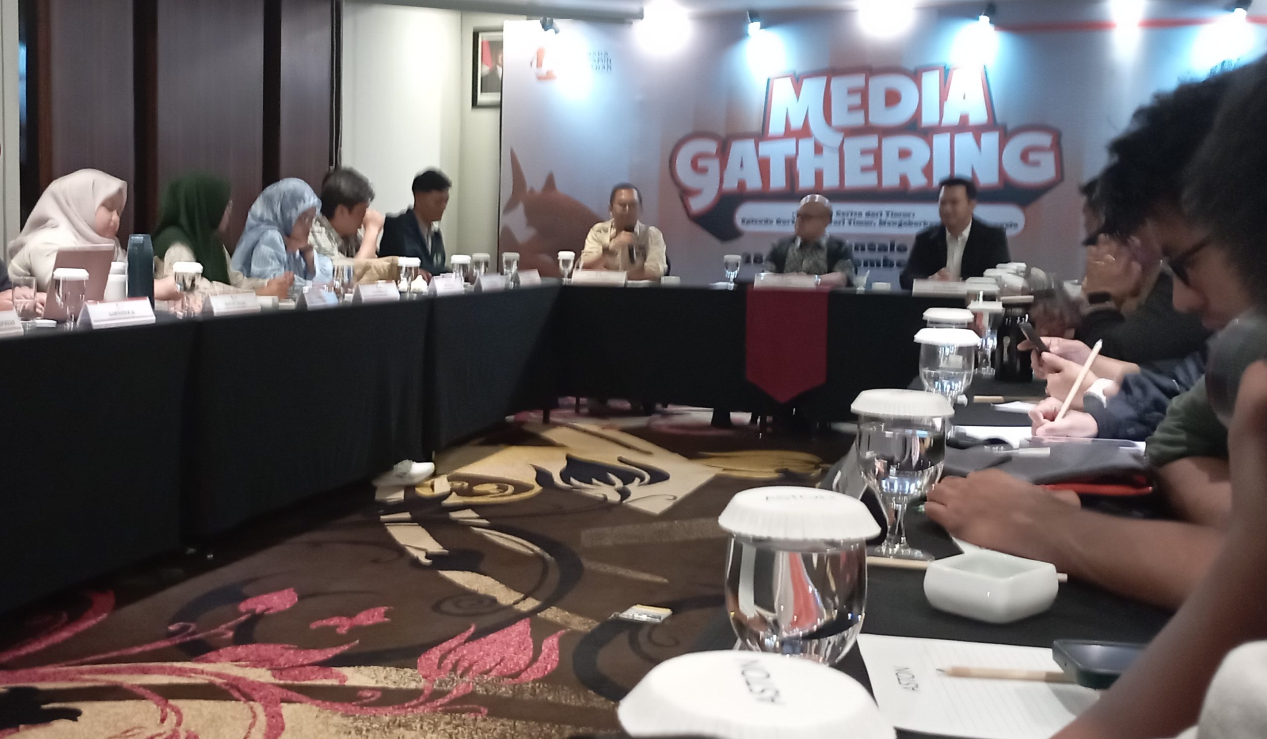 Kepala Kantor Perwakilan Wilayah III LPS, Fuad Zaen (tengah), saat menyampaikan sambutan pada kegiatan Workshop dan Media Gathering untuk jurnalis Makassar di Hotel Aston, Gorontalo, Jumat (28/11/2025). (Foto: opa/radarmakassar)
