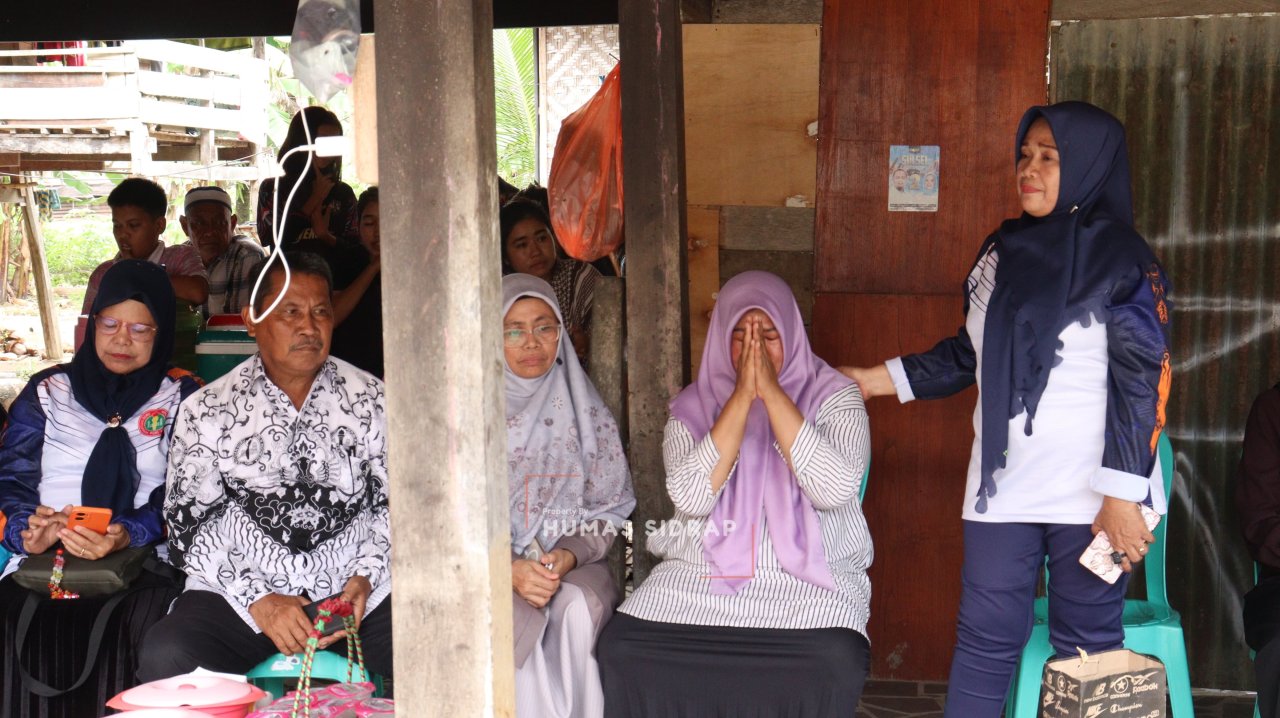 Wujud Solidaritas, PGRI Sidrap Salurkan Rp117 Juta untuk Korban Kebakaran di Panreng