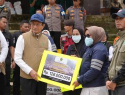 Menag Salurkan Bantuan Rp596 Juta untuk Madrasah, Guru, dan Siswa Terdampak Longsor Cisarua