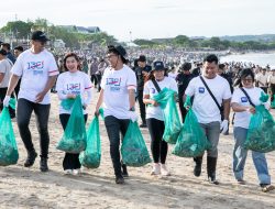 Dukung Gerakan Indonesia ASRI, BRI Peduli Ajak Masyarakat Bersih-bersih Pantai untuk Lingkungan Berkelanjutan di Pantai Kedonganan Bali