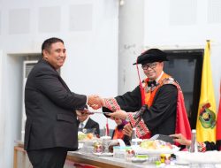 Diuji Wamendagri Bima Arya, Chaidir Syam Lulus Promosi Doktor Ilmu Politik di Unhas