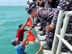 Dukung Ops Trisila-26, Lanal Aru dan KRI Dorang-874 Salurkan Sembako bagi Nelayan Pesisir di Tengah Laut