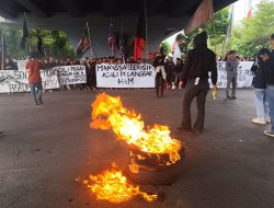 Ratusan Mahasiswa Blokade Pettarani, Aksi “Makassar Berisik” Picu Kemacetan Parah