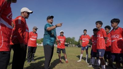 Coach Fabio (baju biru), memberikan arahan pada pelatih dan peserta coaching clinic yang merupakan rangkaian dari Festival Sepak Bolaa Rakyat yang digelar di Makassar pada 21-23 Mei 2026 di area Lapangan Bola Telkom di Jalan AP. Pettarani. (Foto: IST)