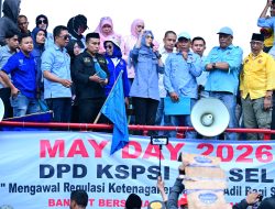 Dalam Sehari, Ketua DPRD Sulsel Temui 3 Kelompok Pendemo May Day Meskipun Hujan