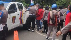 Propam Polda Sulsel Bagi Ratusan Paket Makan kepada Massa Aksi Hari Buruh