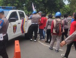 Propam Polda Sulsel Bagi Ratusan Paket Makan kepada Massa Aksi Hari Buruh