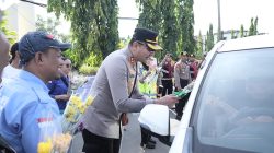 May Day di Gowa Berlangsung Humanis, Buruh Bagikan Bunga hingga Sembako