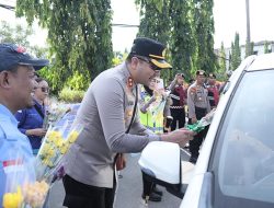 May Day di Gowa Berlangsung Humanis, Buruh Bagikan Bunga hingga Sembako