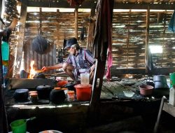Miris! Lansia Sebatang Kara di Gowa Tinggal Seatap dengan Ayam, Tanpa WC