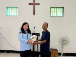 Pembagian Buku Rohani Jadi Penunjang Pembinaan Kerohanian WBP Kristiani di Lapas Narkotika Sungguminasa