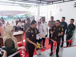 Pemkab Barru Serahkan Hibah Asrama untuk Kejari