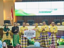 Gubernur Serahkan Bantuan dan Resmikan Infrastruktur di HUT Barru ke-66