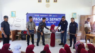 Bosowa Salurkan 295 Pasang Sepatu Gratis untuk Anak Sekolah di Sulsel dan Sulteng