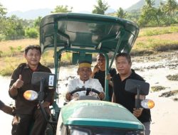 Aksi Unik Bupati Sidrap: Berkostum Adat, Bajak Sawah dengan Traktor