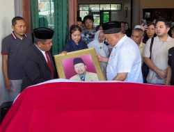 Rahman Pina Mewakili Pimpinan DPRD Sulsel Beri Penghormatan Terakhir kepada Ahmad Eddy Baramuli
