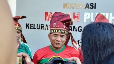 Pangdam XIV/Hasanuddin Nobar Piala Dunia  Bersama Masyarakat di Koperasi Desa Merah Putih 