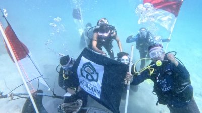Dari Bawah Laut Samalona, Rektor UIN Alauddin Kibarkan Merah Putih Sambut HUT ke-81 RI
