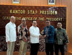 Forum Pimred Serahkan Penghargaan Pena Emas kepada KSP Dudung Abdurahman