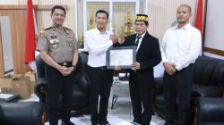 Respon Cepat Kasus Penyekapan Warga, Pemprov Kaltara Serahkan Penghargaan Ke Tim Jatanras Makassar 