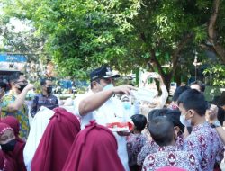 Kualitas Udara Buruk, Bupati Maros Turun ke Sekolah Bagikan Masker